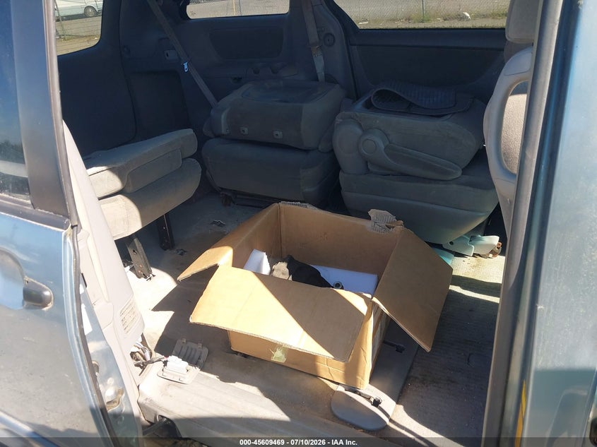 2004 Toyota Sienna VIN 5TDZA23C94S207799 IAAI salvage auction — NORMAL WEAR, Affidavit In Lieu Of Title - Non-Public (Washington), sold $375 on 2026-07-29 (photo 8)