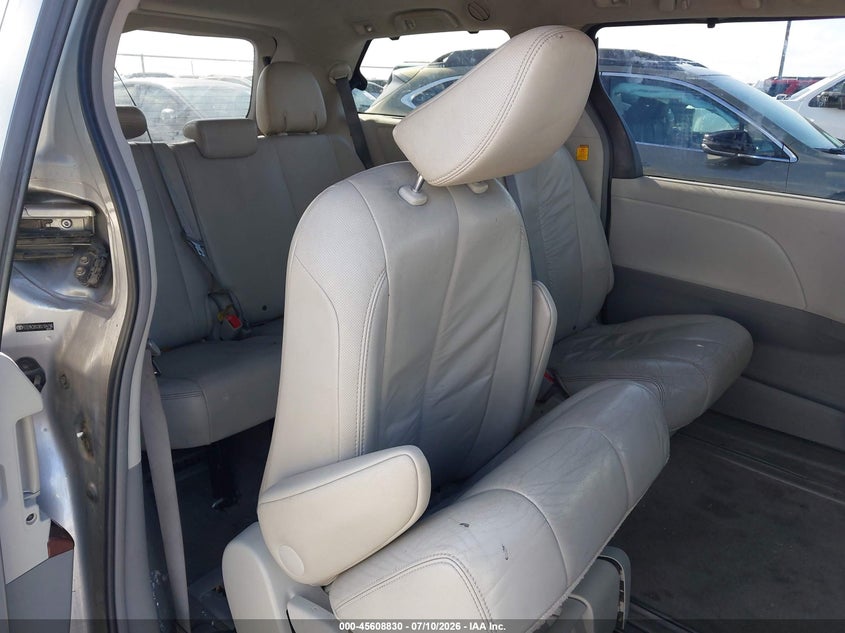 2011 Toyota Sienna VIN 5TDYK3DC0BS104796 IAAI salvage auction — NORMAL WEAR, Clear (Texas), sold $2,600 on 2026-07-30 (photo 8)