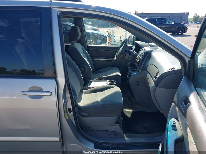 2009 Toyota Sienna VIN 5TDZK23C39S267873 IAAI salvage auction — REAR END, Clear (Indiana), sold $675 on 2026-07-31 (photo 5)