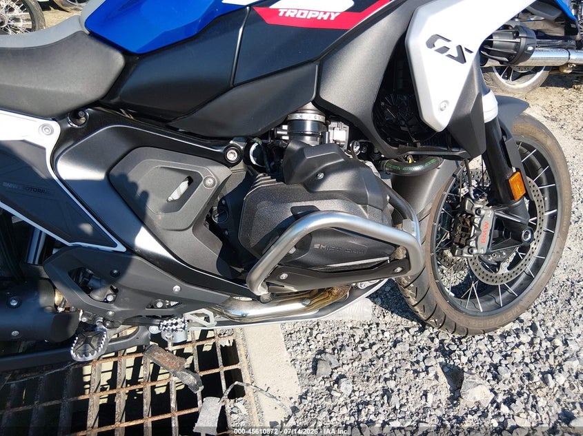 2025 BMW R 1300 VIN WB10M2306S6L01011 IAAI salvage auction — LEFT SIDE, Salvage Title, sold $14,000 on 2026-08-18 (photo 8)