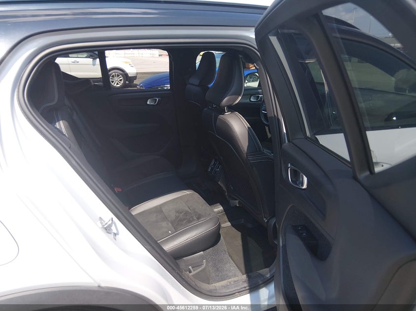 2021 Volvo Xc40 VIN YV4162UM4M2462256 IAAI salvage auction — WATER/FLOOD, Salvage Title, sold $9,400 on 2026-08-10 (photo 8)