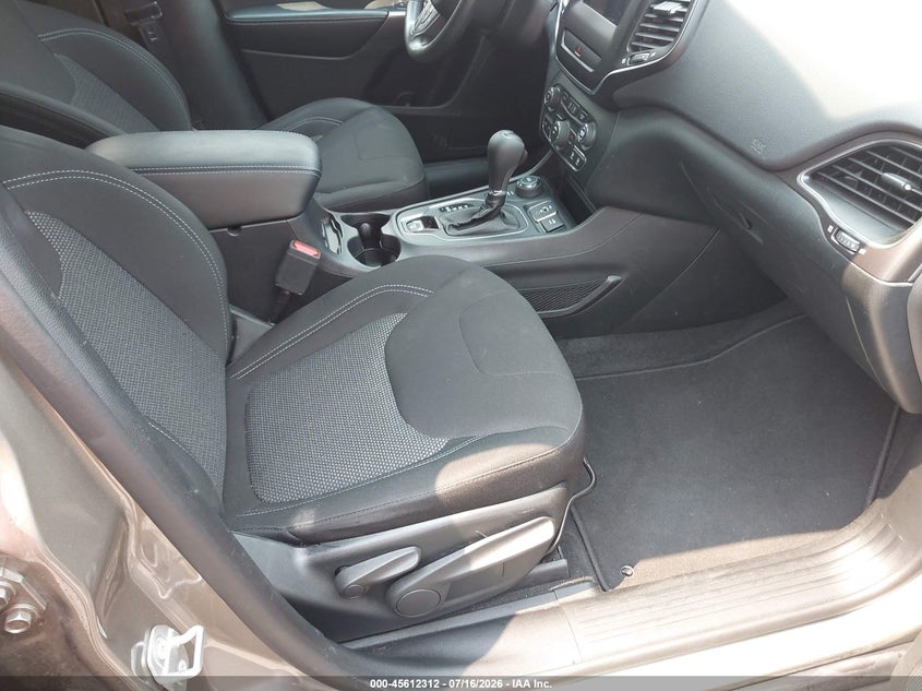 2019 Jeep Cherokee VIN 1C4PJMCB1KD343637 IAAI salvage auction — NORMAL WEAR, Sf97 (New York), sold $10,800 on 2026-08-20 (photo 5)