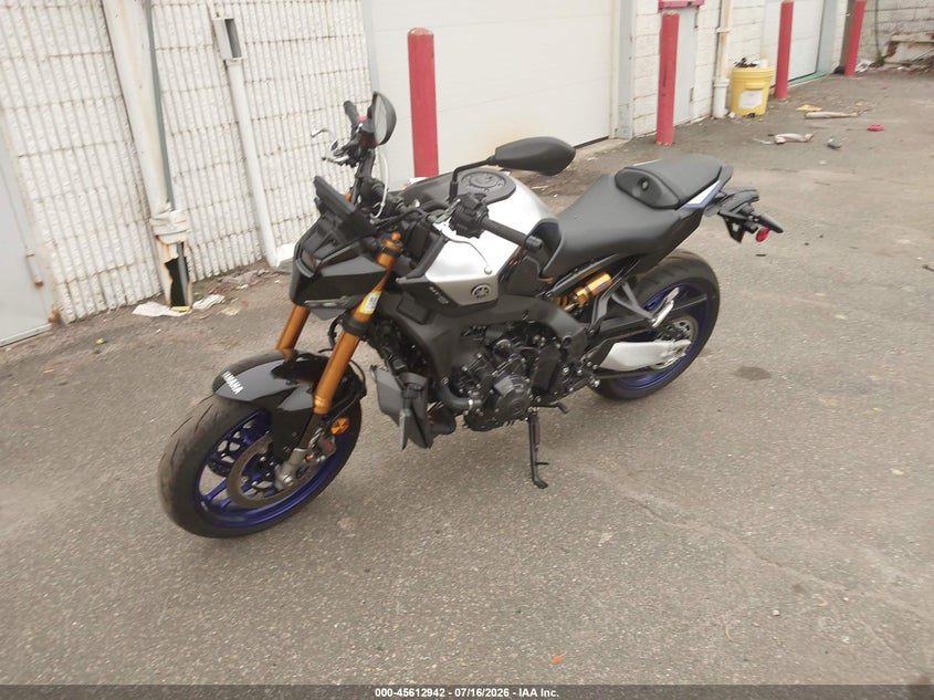 2025 Yamaha Mt09 VIN JYARN95E9SA002050 IAAI salvage auction — LEFT FRONT, Mv-907A (New York), sold $5,100 on 2026-07-29 (photo 2)