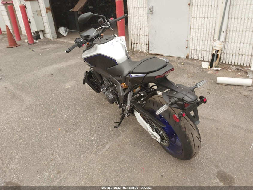 2025 Yamaha Mt09 VIN JYARN95E9SA002050 IAAI salvage auction — LEFT FRONT, Mv-907A (New York), sold $5,100 on 2026-07-29 (photo 3)