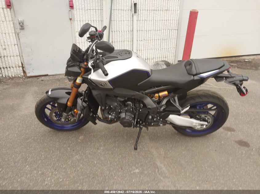 2025 Yamaha Mt09 VIN JYARN95E9SA002050 IAAI salvage auction — LEFT FRONT, Mv-907A (New York), sold $5,100 on 2026-07-29 (photo 9)