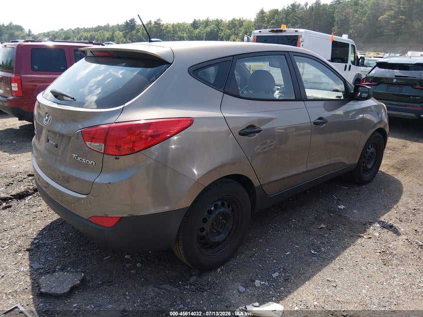 2011 Hyundai Tucson VIN KM8JT3AB1BU220770 IAAI salvage auction — NORMAL WEAR, Clear (Massachusetts), sold $650 on 2026-07-24 (photo 4)