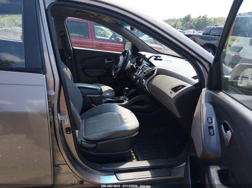 2011 Hyundai Tucson VIN KM8JT3AB1BU220770 IAAI salvage auction — NORMAL WEAR, Clear (Massachusetts), sold $650 on 2026-07-24 (photo 5)