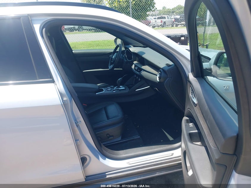 2022 Alfa romeo Stelvio VIN ZASPAKBN3N7D41334 IAAI salvage auction — LEFT REAR, Salvage Title, sold $7,600 on 2026-08-20 (photo 5)