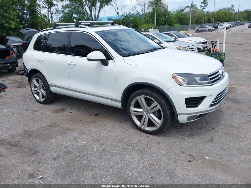 2016 Volkswagen Touareg VIN WVGEP9BPXGD004877 IAAI salvage auction — REAR END, Wait Title, sold $6,900 on 2026-08-13 (photo 1)