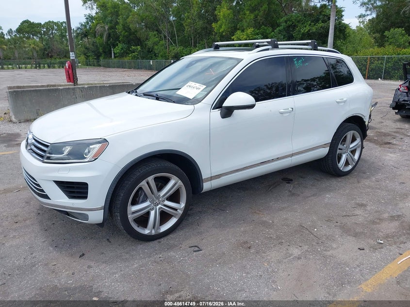2016 Volkswagen Touareg VIN WVGEP9BPXGD004877 IAAI salvage auction — REAR END, Wait Title, sold $6,900 on 2026-08-13 (photo 2)