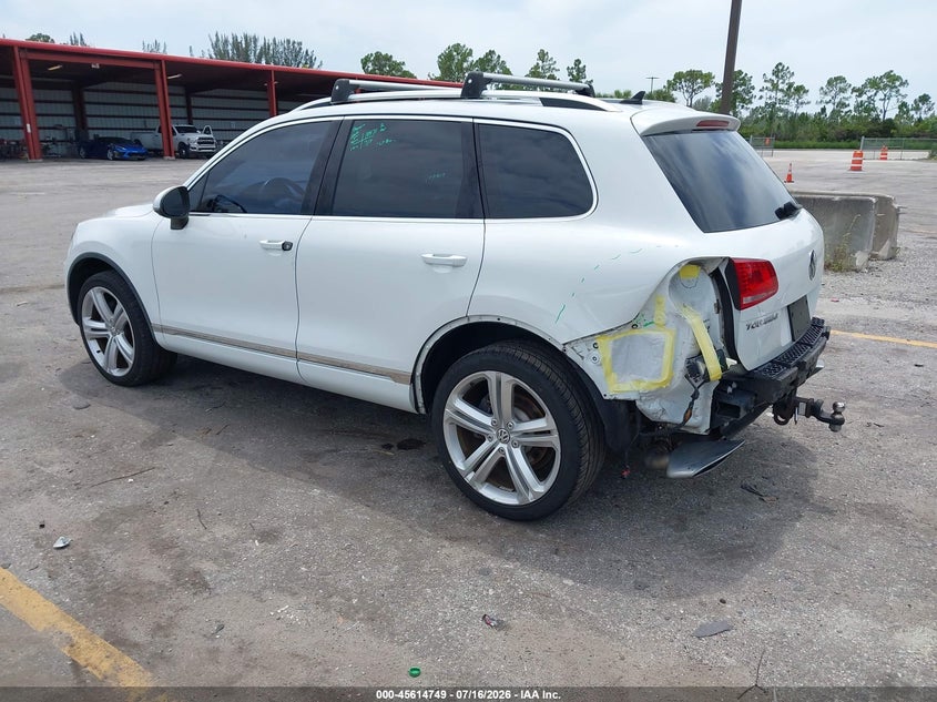 2016 Volkswagen Touareg VIN WVGEP9BPXGD004877 IAAI salvage auction — REAR END, Wait Title, sold $6,900 on 2026-08-13 (photo 3)