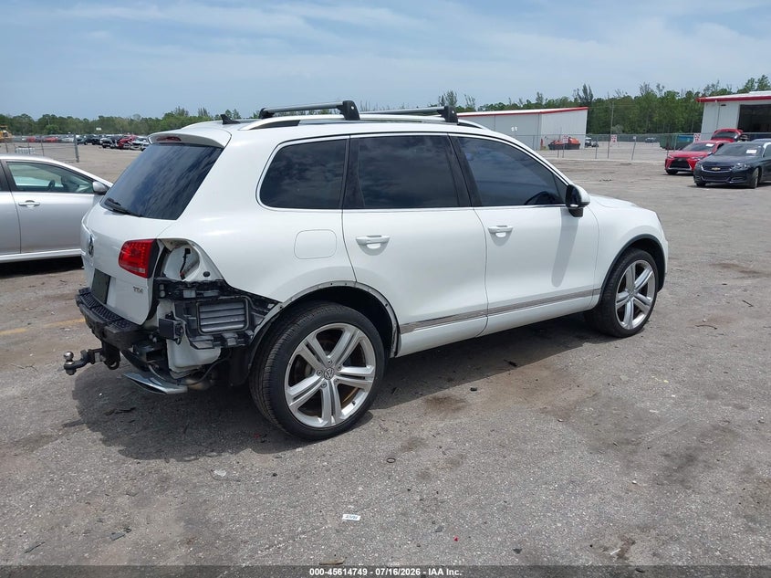 2016 Volkswagen Touareg VIN WVGEP9BPXGD004877 IAAI salvage auction — REAR END, Wait Title, sold $6,900 on 2026-08-13 (photo 4)