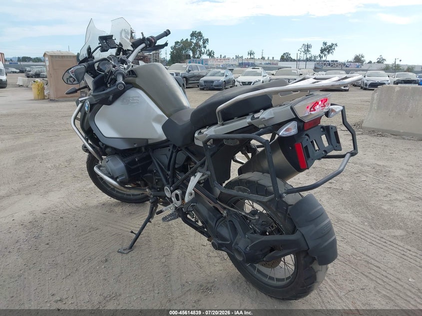 2014 BMW R 1200 VIN WB10A1200EZ095241 IAAI salvage auction — ROLLOVER, Salvage (California), sold $2,850 on 2026-07-29 (photo 3)