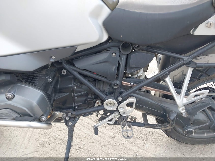 2014 BMW R 1200 VIN WB10A1200EZ095241 IAAI salvage auction — ROLLOVER, Salvage (California), sold $2,850 on 2026-07-29 (photo 9)