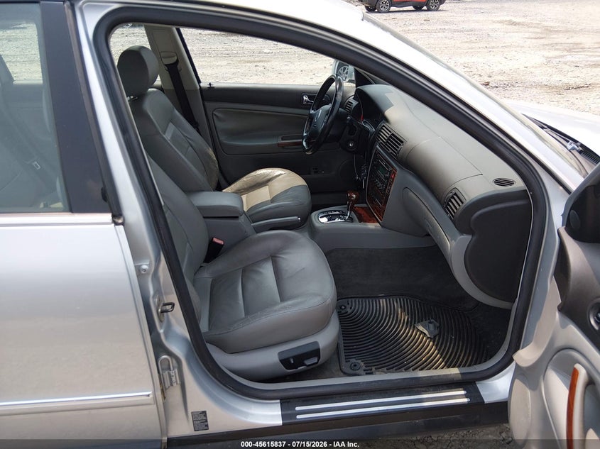2004 Volkswagen Passat VIN WVWRH63BX4P041314 IAAI salvage auction — NORMAL WEAR, Original (West Virginia), sold $100 on 2026-07-29 (photo 5)