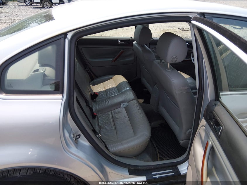 2004 Volkswagen Passat VIN WVWRH63BX4P041314 IAAI salvage auction — NORMAL WEAR, Original (West Virginia), sold $100 on 2026-07-29 (photo 8)