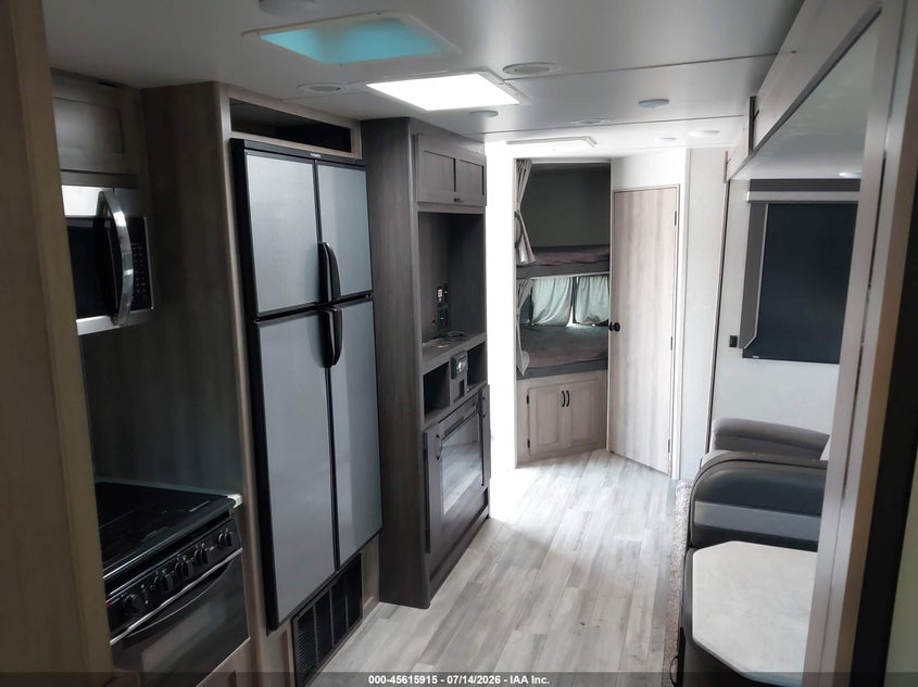 2021 Winnebago Voyage VIN 54CTV1Y2XM6061837 IAAI salvage auction — WATER/FLOOD, Certificate Of Destruction (Florida), sold $8,500 on 2026-08-12 (photo 8)