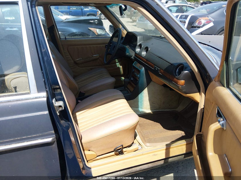 1985 Mercedes-benz 300 VIN WDBAB33C1FA235711 IAAI salvage auction — NORMAL WEAR, Clear (Washington), sold $125 on 2026-07-22 (photo 5)