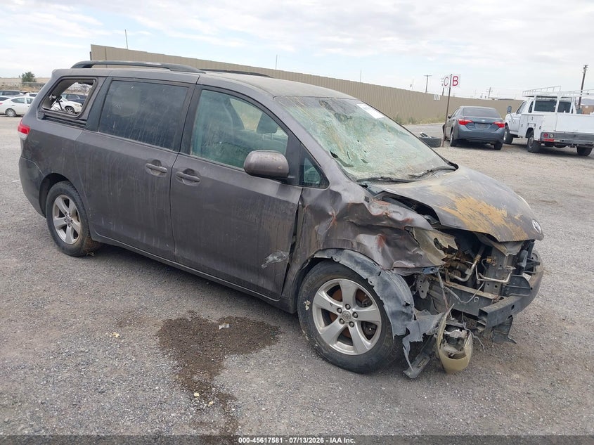2013 Toyota Sienna VIN 5TDKK3DCXDS377981 IAAI salvage auction — FRONT END, Salvage (California), sold $25 on 2026-07-30 (photo 1)