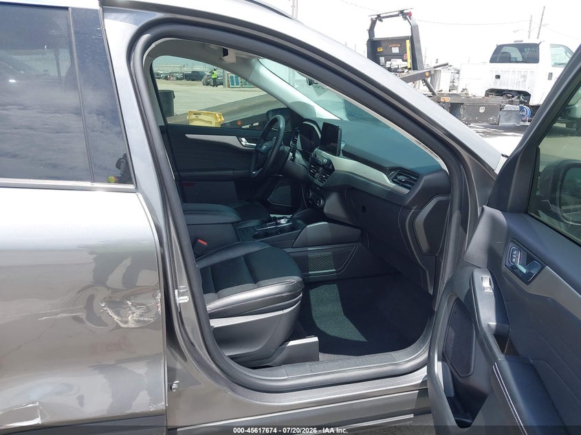 2022 Ford Escape VIN 1FMCU0H67NUB85069 IAAI salvage auction — RIGHT SIDE, Salvage (California), sold $4,300 on 2026-07-25 (photo 5)
