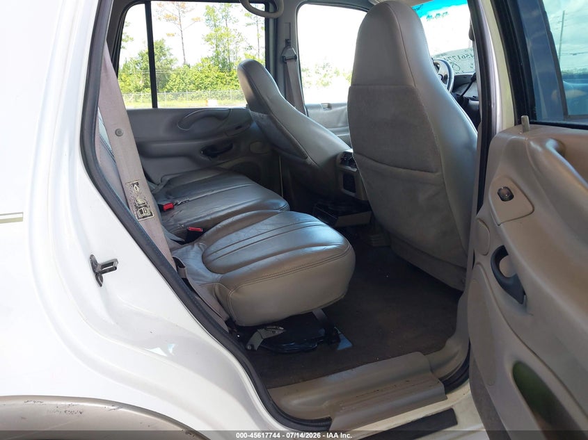 2001 Ford Expedition VIN 1FMRU17L21LB21951 IAAI salvage auction — LEFT SIDE, Rebuildable (Florida), sold $425 on 2026-07-28 (photo 8)
