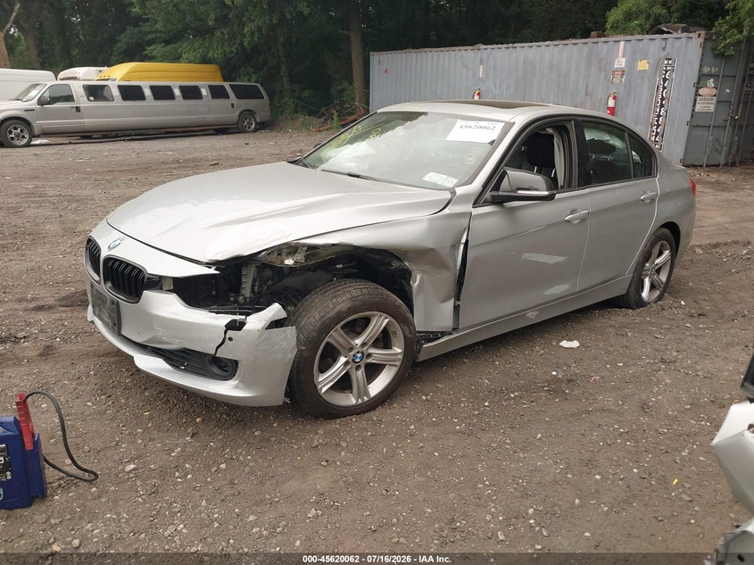 2014 BMW 3er VIN WBA3B3G56ENR82098 IAAI salvage auction — LEFT FRONT, Mv-907A (New York), sold $950 on 2026-08-04 (photo 2)