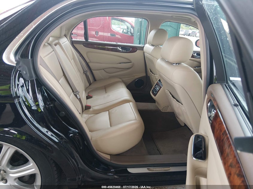 2005 Jaguar Xj series VIN SAJWA79C95SG42813 IAAI salvage auction — NORMAL WEAR, Clear (Florida), sold $4,650 on 2026-07-28 (photo 8)