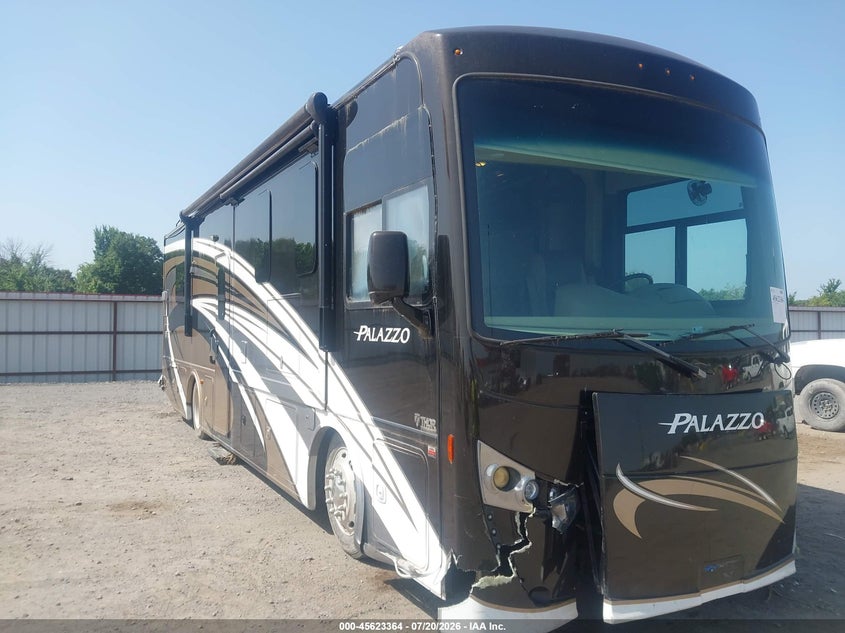 2017 Freightliner Chassis VIN 4UZAAJDT8HCJE6823 — IAAI salvage auction photo