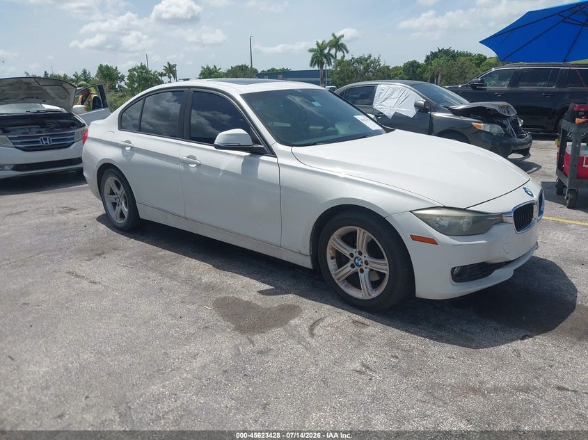 2013 BMW 3er VIN WBA3B5G54DNS04344 IAAI salvage auction — NORMAL WEAR, Salvage Title, sold $400 on 2026-07-30 (photo 1)