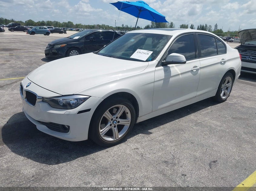 2013 BMW 3er VIN WBA3B5G54DNS04344 IAAI salvage auction — NORMAL WEAR, Salvage Title, sold $400 on 2026-07-30 (photo 2)