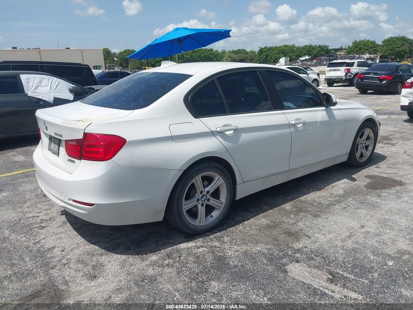 2013 BMW 3er VIN WBA3B5G54DNS04344 IAAI salvage auction — NORMAL WEAR, Salvage Title, sold $400 on 2026-07-30 (photo 4)