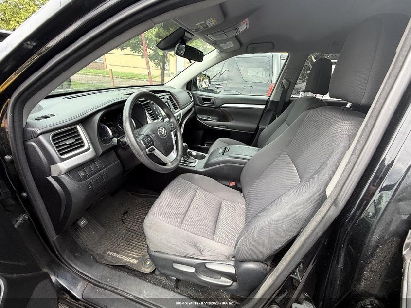 2018 Toyota Highlander VIN 5TDBZRFH1JS883847 IAAI salvage auction — NORMAL WEAR, Clear (Indiana), sold $10,100 on 2026-07-29 (photo 5)