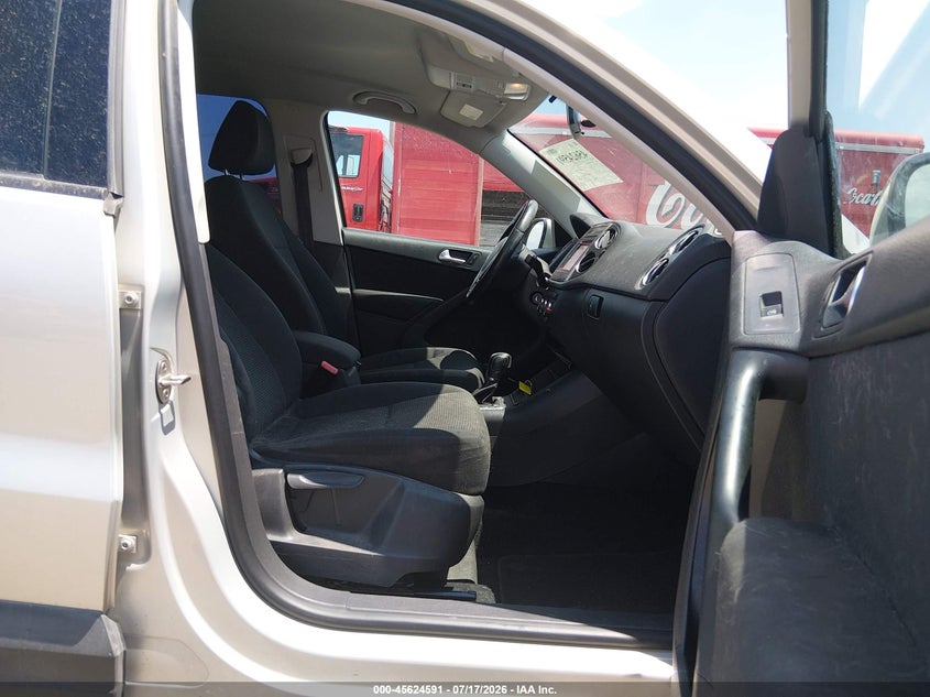 2013 Volkswagen Tiguan VIN WVGBV3AX1DW569736 IAAI salvage auction — NORMAL WEAR, Salvage Title, sold $50 on 2026-08-12 (photo 5)