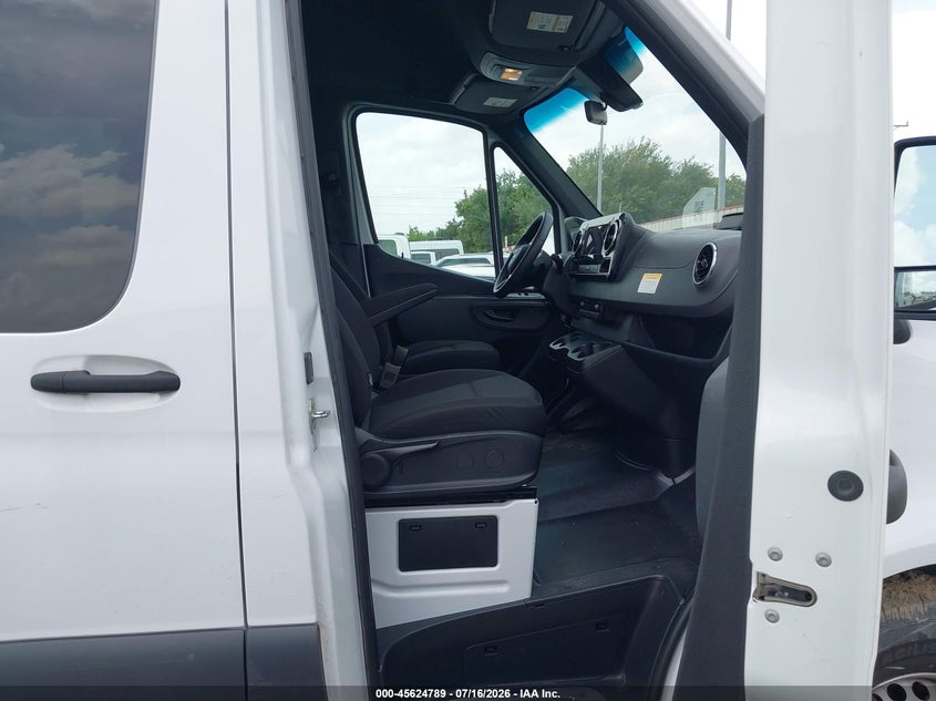 2025 Mercedes-benz Sprinter VIN W1Z4KFHY0SP822727 IAAI salvage auction — ROOF, Salvage Title, sold $32,250 on 2026-07-23 (photo 5)