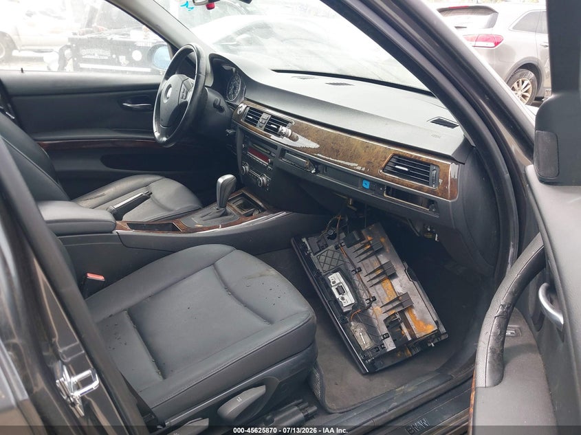 2007 BMW 3 series VIN WBAVC53567FZ78041 IAAI salvage auction — WATER/FLOOD, Salvage (California), sold $625 on 2026-07-31 (photo 5)