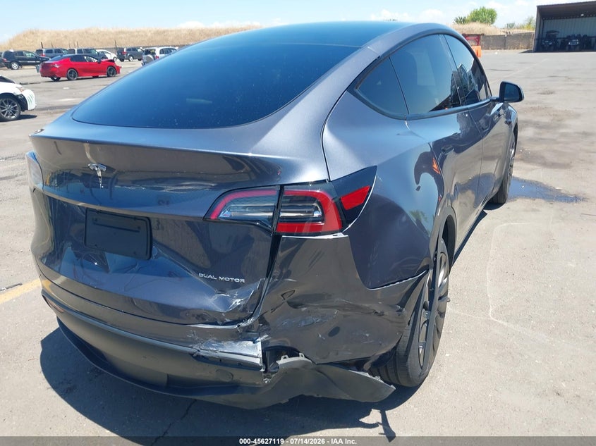 2023 Tesla Model y VIN 7SAYGDEE2PF840550 IAAI salvage auction — REAR END, Wait Title, sold $13,200 on 2026-08-31 (photo 4)