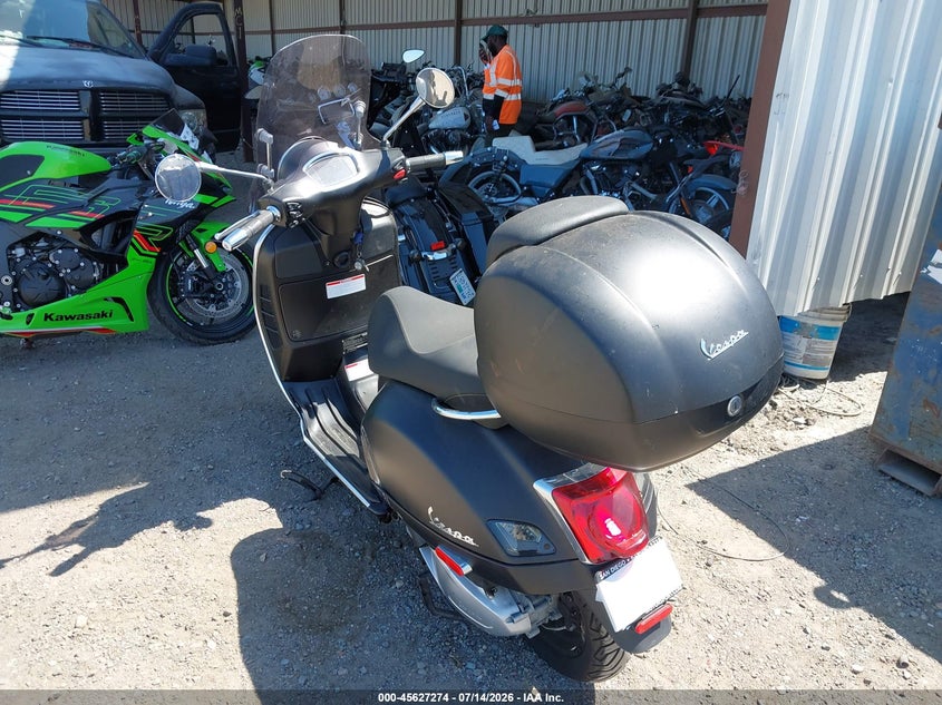2022 Vespa - VIN ZAPMA39M0N5203355 IAAI salvage auction — LEFT & RIGHT, Salvage (California), sold $1,250 on 2026-08-11 (photo 3)