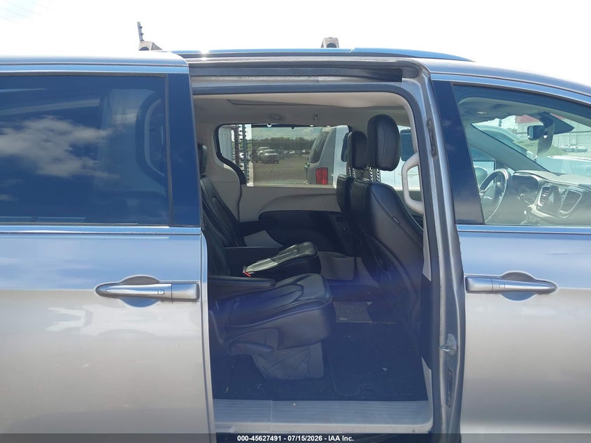 2018 Chrysler Pacifica VIN 2C4RC1GG7JR320320 IAAI salvage auction — NORMAL WEAR, Salvage Title, sold $3,300 on 2026-07-18 (photo 8)
