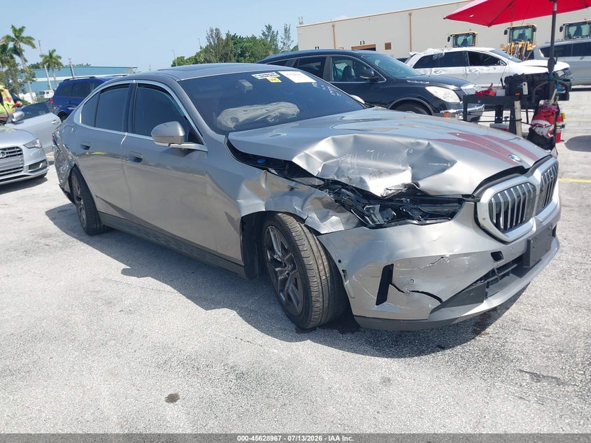 2026 BMW 5er VIN WBA53FJ02TCV74372 IAAI salvage auction — SIDE, Salvage Title, sold $18,900 on 2026-08-02 (photo 1)