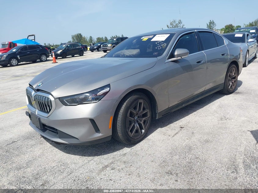 2026 BMW 5er VIN WBA53FJ02TCV74372 IAAI salvage auction — SIDE, Salvage Title, sold $18,900 on 2026-08-02 (photo 2)