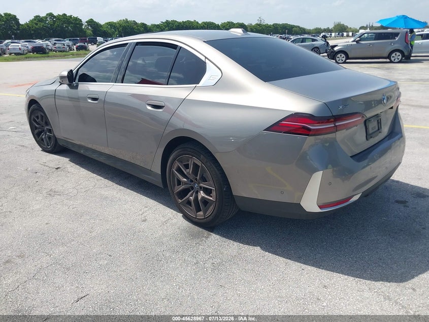 2026 BMW 5er VIN WBA53FJ02TCV74372 IAAI salvage auction — SIDE, Salvage Title, sold $18,900 on 2026-08-02 (photo 3)