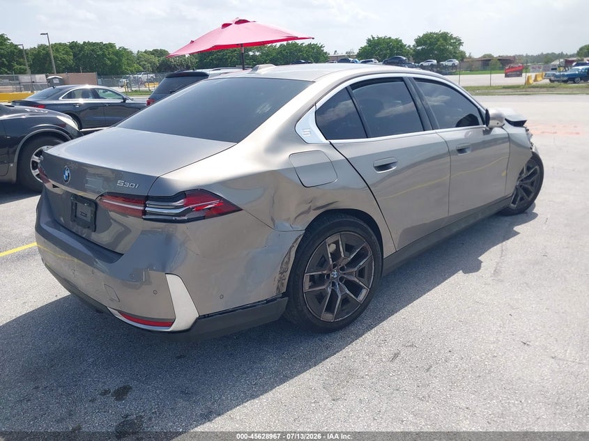 2026 BMW 5er VIN WBA53FJ02TCV74372 IAAI salvage auction — SIDE, Salvage Title, sold $18,900 on 2026-08-02 (photo 4)