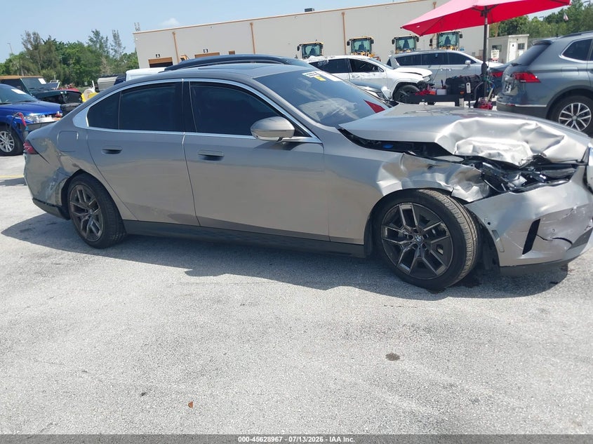 2026 BMW 5er VIN WBA53FJ02TCV74372 IAAI salvage auction — SIDE, Salvage Title, sold $18,900 on 2026-08-02 (photo 6)