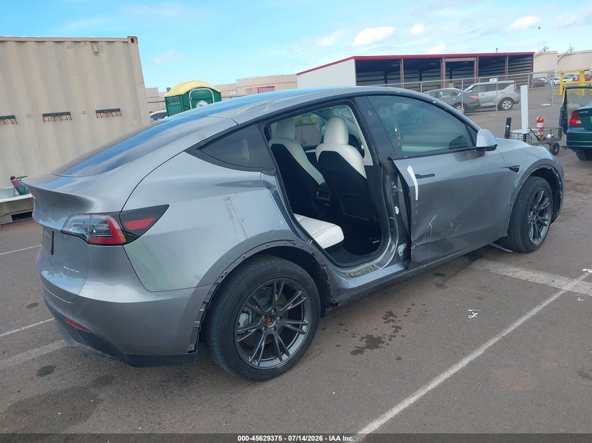 2024 Tesla Model y VIN 7SAYGDEE6RF150822 IAAI salvage auction — SIDE, Salvage (Hawaii), sold $7,000 on 2026-07-21 (photo 4)