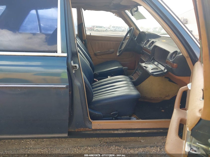 1984 Mercedes-benz 300 VIN WDBAB33A7EA060975 IAAI salvage auction — NORMAL WEAR, Original (Texas), sold $25 on 2026-07-30 (photo 5)