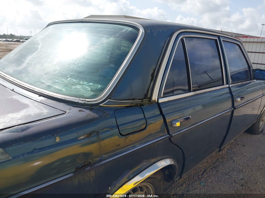 1984 Mercedes-benz 300 VIN WDBAB33A7EA060975 IAAI salvage auction — NORMAL WEAR, Original (Texas), sold $25 on 2026-07-30 (photo 6)