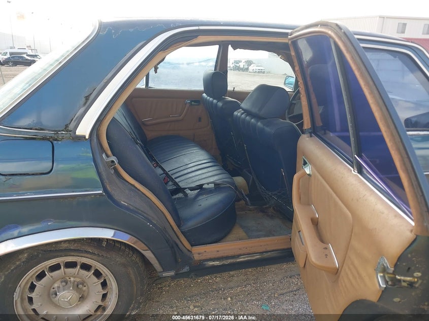1984 Mercedes-benz 300 VIN WDBAB33A7EA060975 IAAI salvage auction — NORMAL WEAR, Original (Texas), sold $25 on 2026-07-30 (photo 8)
