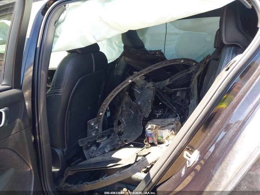 2022 Volvo Xc40 VIN YV4162UM0N2644845 IAAI salvage auction — FRONT END, Salvage Title, sold $975 on 2026-08-18 (photo 8)