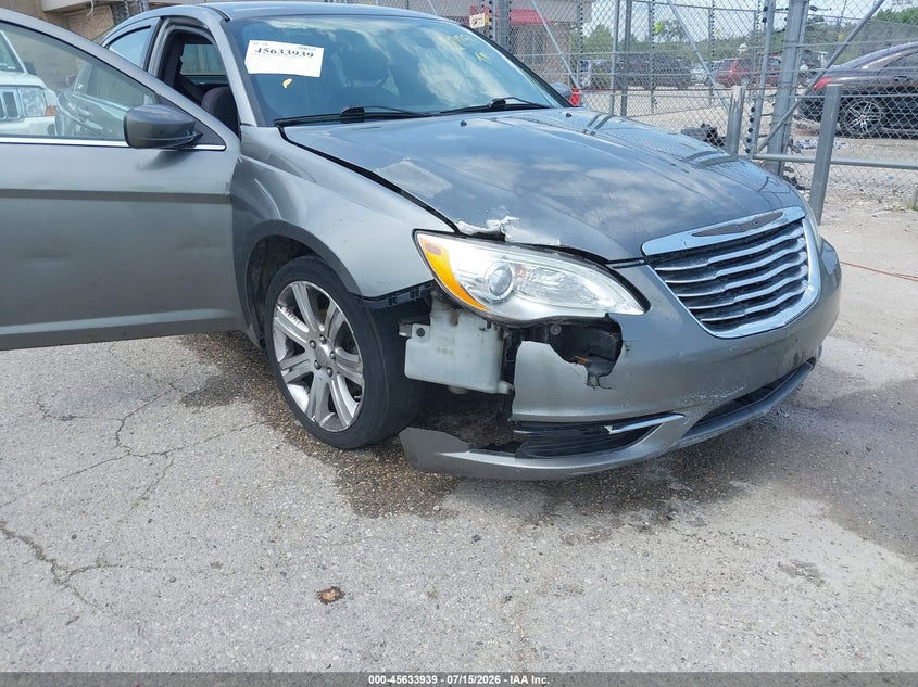 2013 Chrysler 200 VIN 1C3CCBAB8DN671350 IAAI salvage auction — NORMAL WEAR, Clear-Endorsement (Wisconsin), sold $650 on 2026-08-22 (photo 6)