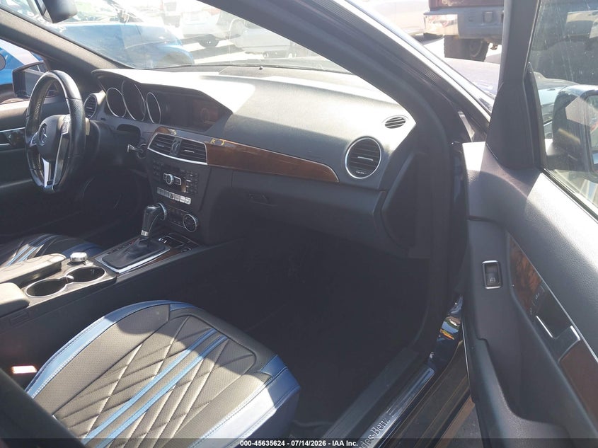 2014 Mercedes-benz C-klasse VIN WDDGF8AB4EA967651 IAAI salvage auction — NORMAL WEAR, Salvage Title, sold $575 on 2026-07-29 (photo 5)